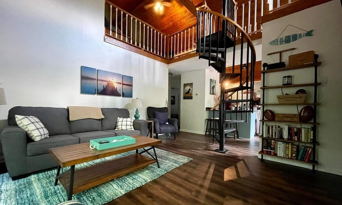 Littleton Cabina | The Black Dog Cabin - Your Convenient Lake Gaston, Pet-Friendly Retreat
