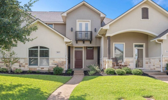 College Station Casa | The Black Hawk Haven