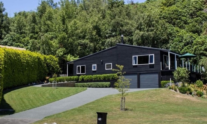 Kinloch Casa | The Black House: ubicación tranquila, se admiten mascotas y ropa de cama.