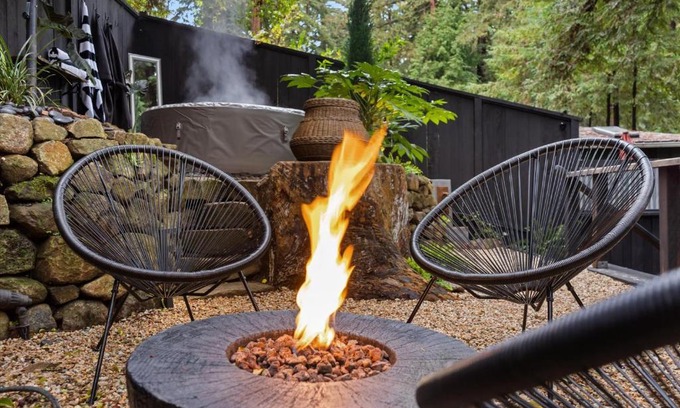 Guerneville Casa | The Black Nest - Hot Tub Romantic Getaway