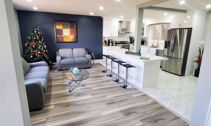 Niagara Falls Casa | The Blue Bungalow Retreat - Get together with Friends & Family!