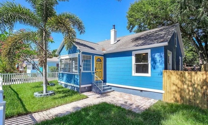 Historic Uptown Casa | The Blue Bungalow by Crescent Lake Walk 2 Downtown K&Q Hot Tub Private Courtyard