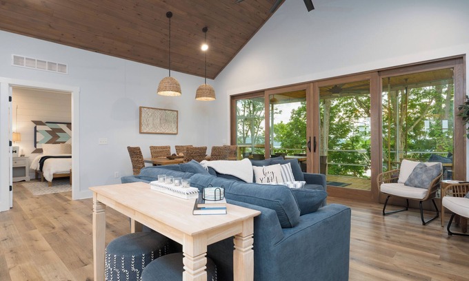 Scottsville Casa | The Blue Cat: Family-Friendly Luxury Lakefront Retreat w/ Fire Pit, Sunset Views