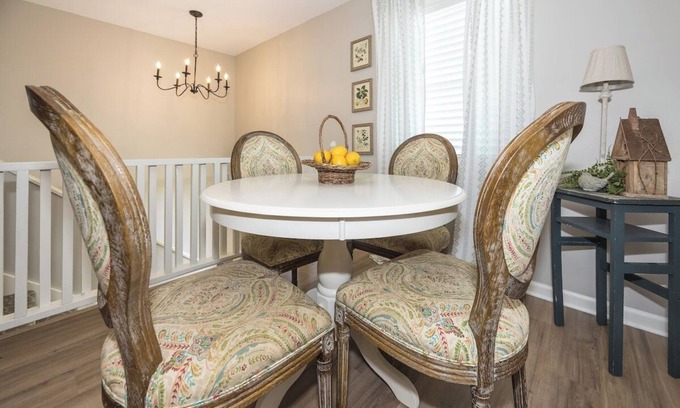 Parkville Casa | The Blue Cottage- North, in Parkville