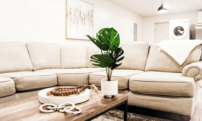 Bristol Casa | The Blue Door 155. A Welcoming Home near State St