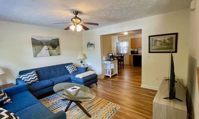 Sylva Apartamento | The Blue Door at Sylva Home Base Apartments