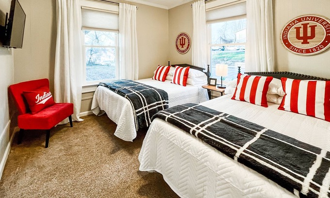 Bloomington Casa | The Blue Door Bungalow - Central & Walkable to Downtown & Indiana University