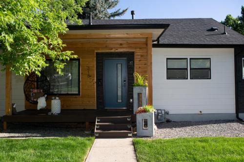 Loveland Casa | The Blue Door Bungalow - Oldtown, Well-Equipped Kitchen