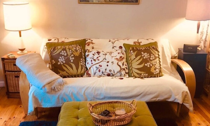Old Town Winchester Apartamento | The Blue Door steps from Handley Library