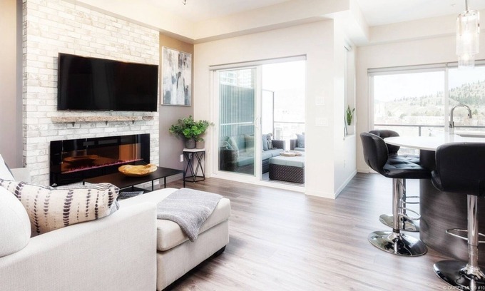 Kelowna Central Business District Condominio | "The Blue Haven" Knox View Kelowna Downtown Condo