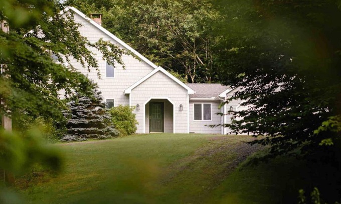 Maplecrest Casa | The Blue Hill House at Windham