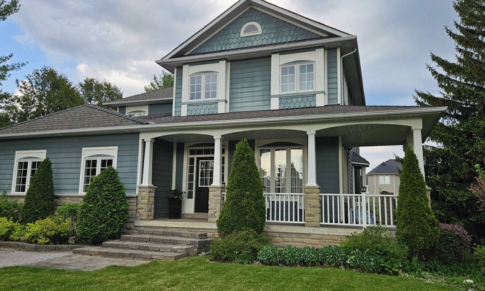 New Tecumseth Casa | The Blue House - 4 Bedrooms + Pool - Perfect for the Whole Family!