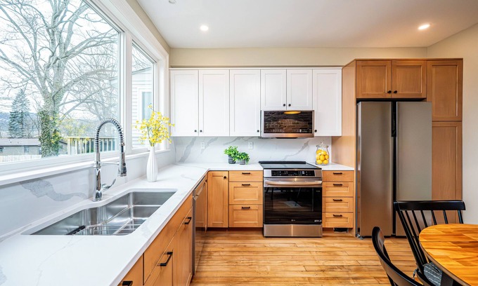 Oakmont Casa | The Blue House in Oakmont, PA - 4 BR 3.5 Baths; 1 mile to Oakmont Country Club!