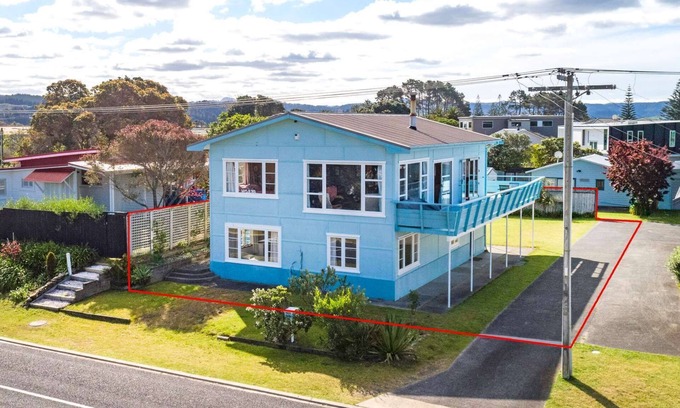 Whangamata Casa | The Blue House - loads of Kiwi bach character just 30 seconds to the beach