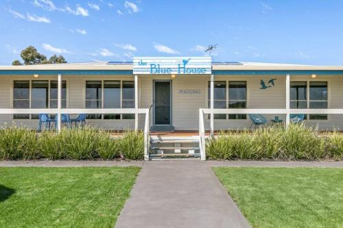 Bonney Casa | The Blue House on Lake Albert