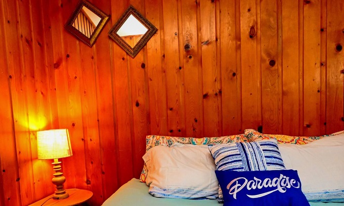 Town of Somerset Cabaña | The Blue Lagoon is a cozy cottage with lake view near Niagara falls & Olcott