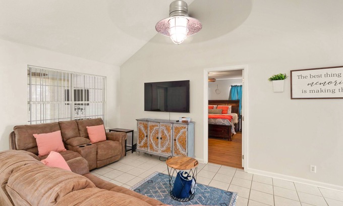 Brunswick Casa | The Blue Pearl | 3 Bed, 2 Bath