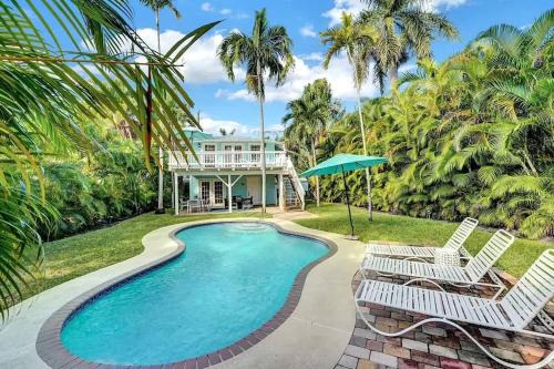 Flamingo Parks Casa | The Blue Pearl - Soak Up Views from a Scenic Poolside Upper Deck