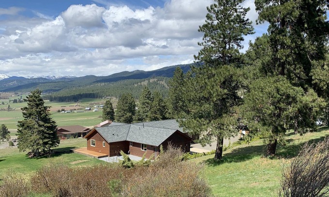 Cle Elum Casa | The Blue Spruce Ranch Cascade and Teanaway Valley Views and Sunsets