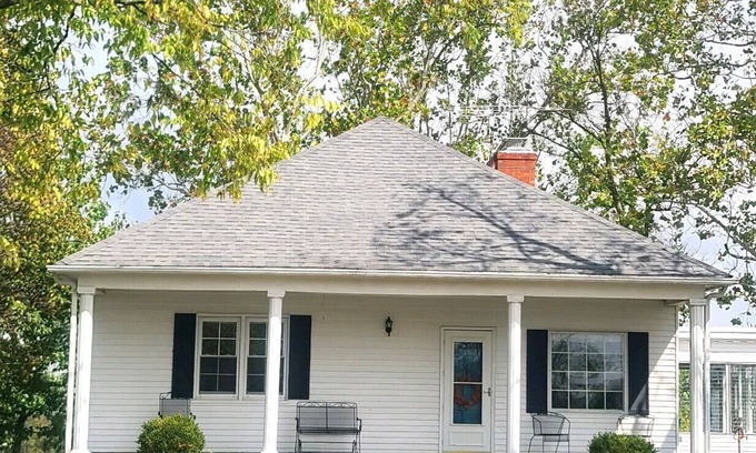 Dry Ridge Otro | The Bluebell Farmhouse/The Ark 8.6 miles/Walmart 3 miles/ Very private/CLEAN!
