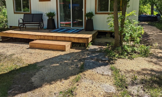 Winnipeg Beach Cabaña | The Bluebell Hideaway; 4 Bedroom Cozy Cottage, 5 min walk to beach!