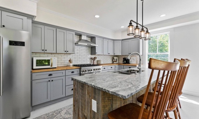 Sebago Otro | The Blueberry House - Spacious, Family & Pet-Friendly Retreat near Sebago Lake
