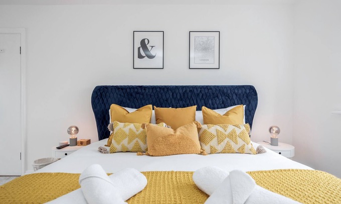 Redbridge Apartamento | The Blueberry - Luxury Apartment by Damask Homes