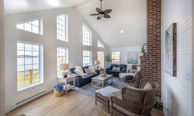 Brigus Junction Cabaña | The Bluebird Cottage | Lake Front | 4Bdrms