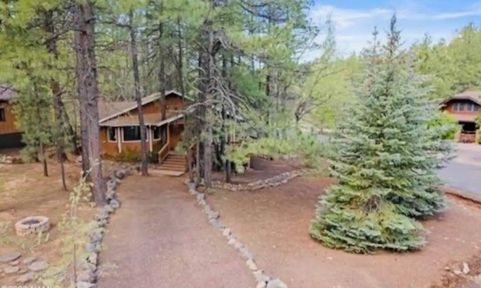 Munds Park Cabina | The Bluejay Cabin at Munds Park, AZ - Just 12 min away from Flagstaff Snow Park!