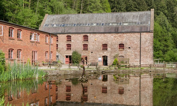 Blakeney Cabaña | THE BOAR, character holiday cottage, with hot tub in Blakeney