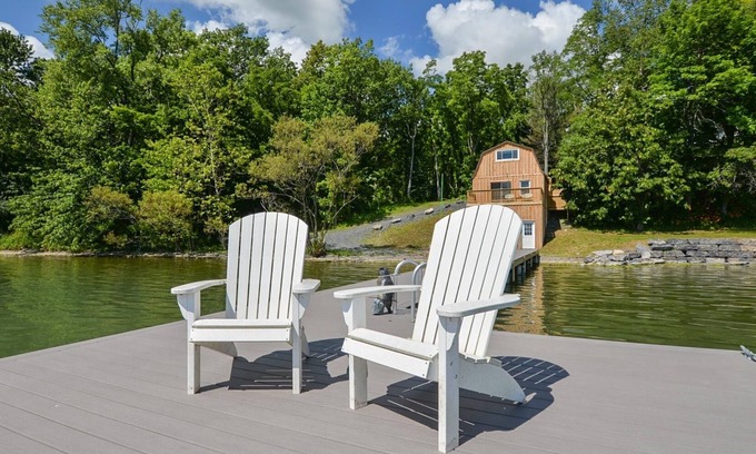 Romulus Cabaña | The Boat House: Wine Country and Lake Living - ¡Recientemente remodelado!