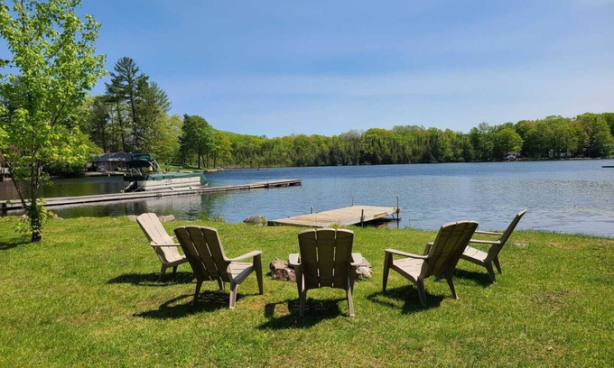 Selwyn Casa | The Boathouse - 3-bedroom Waterfront Cottage