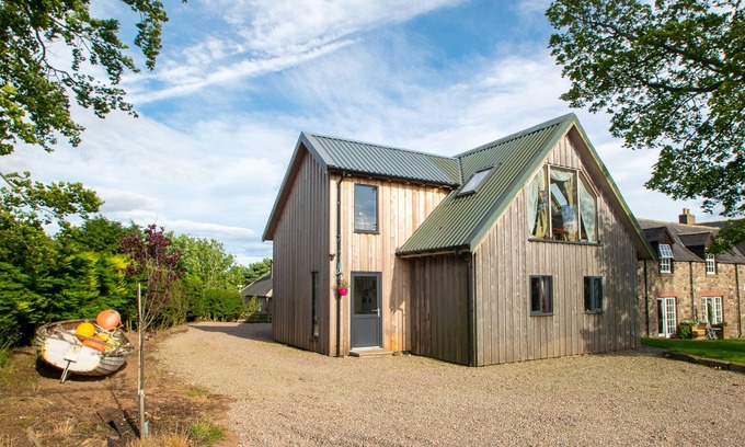 Stonehaven Cabaña | The Boathouse has fantastic country views near spectacular coastal walks