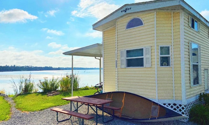 Cedarville Casa | The Boathouse - Lakeside Cottage