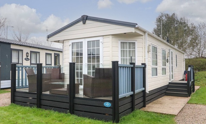 Yealand Conyers Cabaña | THE BOBBIN, NUMBER 11, pet friendly, with pool in Carnforth