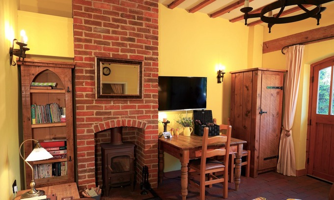 Lincoln Casa | The Bothy - Cosy ground floor accommodation in restored stables. Dogs welcome
