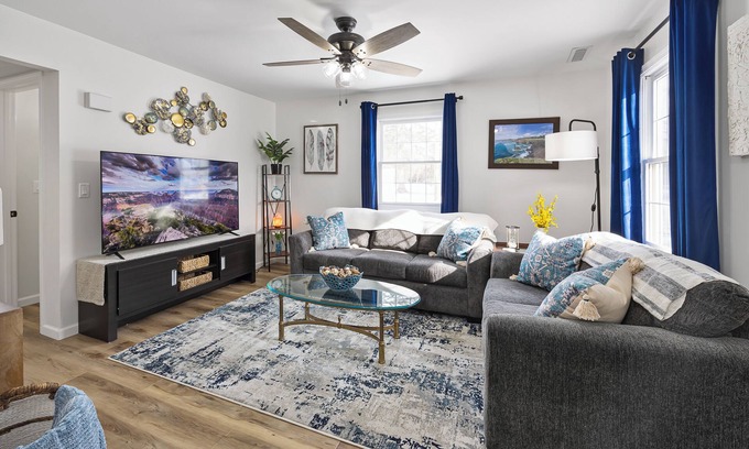 Bloomington Condominio | The Bougie Bloomington - Charming 2-bedroom condo in Bloomington
