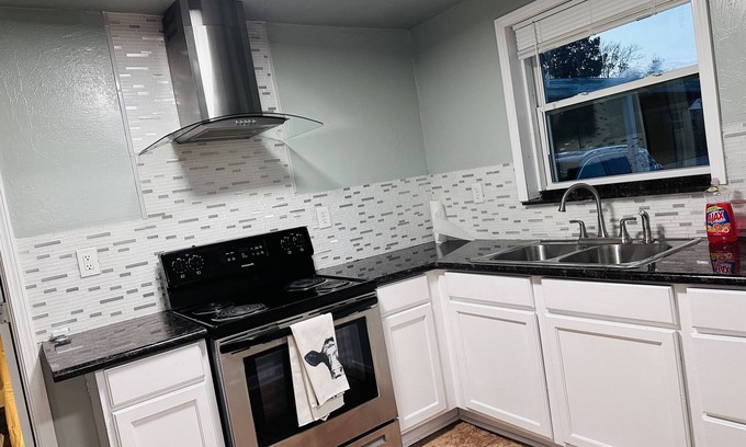 Del City Casa | The Bovine Cottage- Centrally located to major sight seeing, hospitals, and TAFB