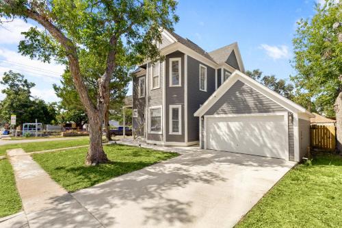 Seguin Casa | The Bowie Grand - Historic Comfort in Seguin