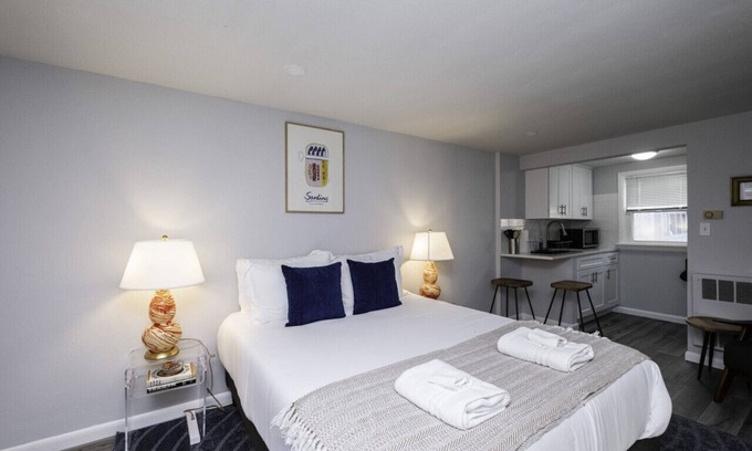 Old Mystic Apartamento | The Bradley Studio · Near Mystic, Casinos + USCGA