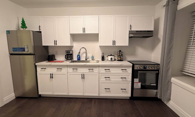 Downsview Casa | The Bravo apartment is family friendly close To everything like hospital highway
