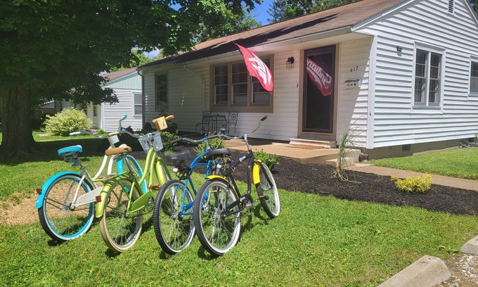 Bloomington Casa | The Bread & Butter-Near IU-2 Kings-1 Qu.-7 Parking Spaces and Bicycles!