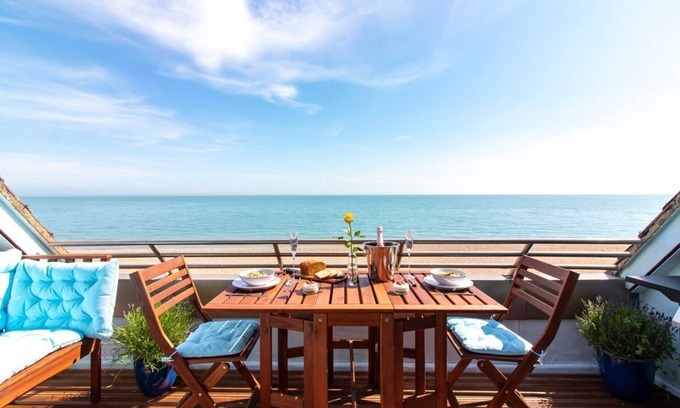 Folkestone Villa | The Breakers - Sea Shell Apartment