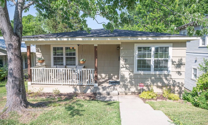 Crestwood South Casa | The Brewery District Bungalow