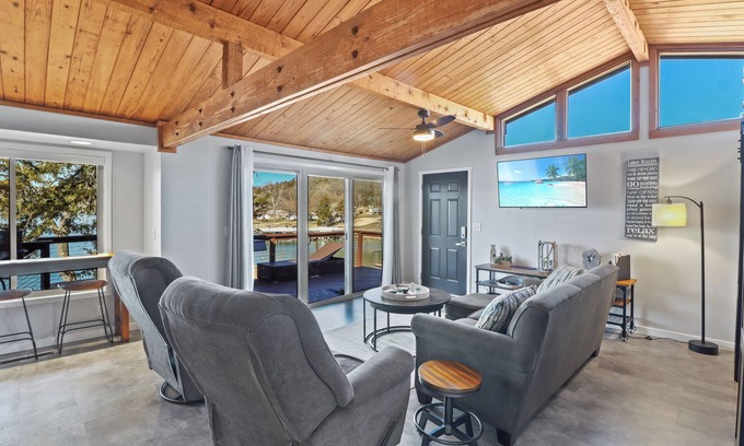 Camdenton Casa | The Briarcliff Retreat| Lake Front | Pet Friendly