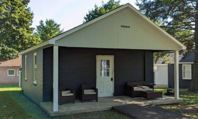 Milroy Cabina | The Bridal Suite - Hartman Center