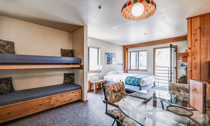 Kirkwood Condominio | "Estudio de esquina brillante"