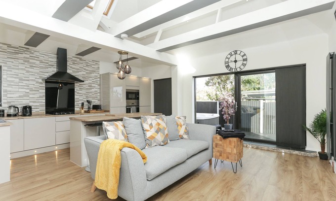 Herne Bay Casa | The Broadway Beach Homes Airbnb With Hot tub