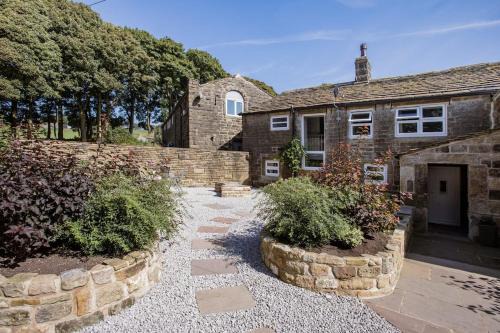 Hebden Bridge Casa | The Bronte Moor Retreat - 3 Bed, Pet Friendly Cottage - Stunning Views - Hot Tub