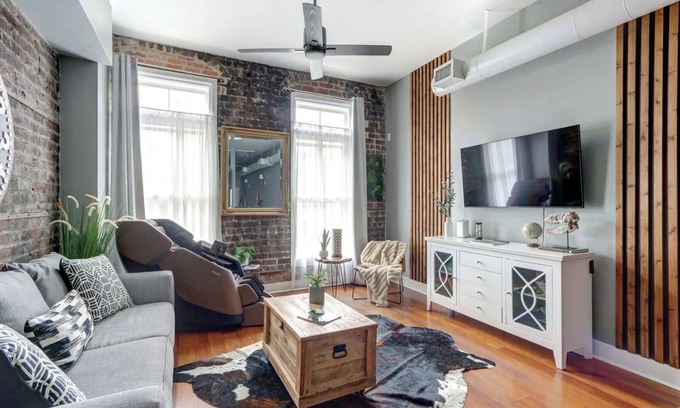 Yamacraw Village Condominio | The Broughton Noir, Chic | Comfortable | Cozy